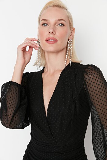 Trendyol Collection Czarna, tiulowa, dwurzędowa, krótka suknia wieczorowa - TPRAW23EL00265