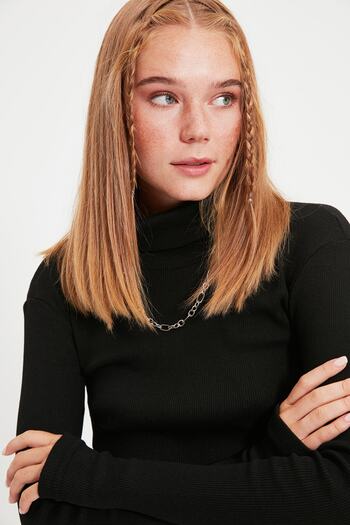 Trendyol Collection Pružná pletená halenka se šňůrou – černá, rolák, detail na prstech TWOAW21BZ0071