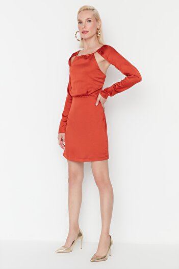 Trendyol Collection Σατέν κοντό, κομψό βραδινό φόρεμα με κανέλα - TPRAW23EL00168