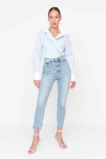 Trendyol Collection Blugi High Bel Mom Albastru deschis TWOSS21JE0016