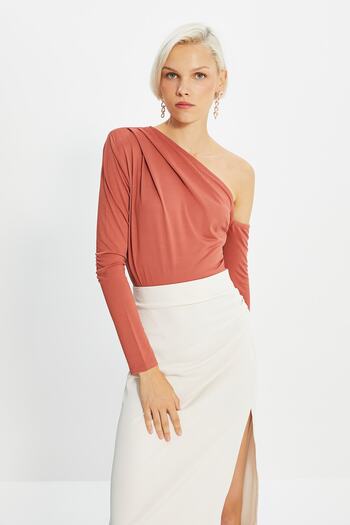 Trendyol Collection Cinnamon Asymetryczny kołnierz Długi rękaw Elastyczna dzianina Body TWOAW22BD0080