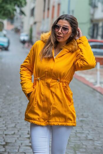 Keyifli Moda Kadın Hardal Kapüşonu İçi Kürklü Gabardin Mont