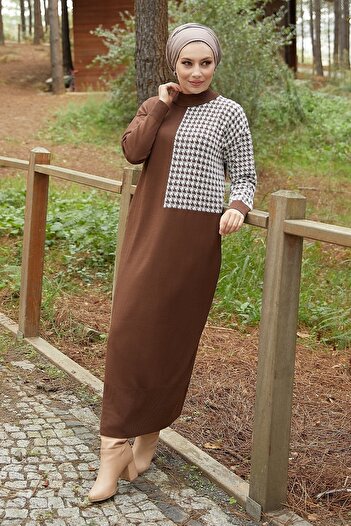 InStyle Pletené šaty se vzorem Amelya Sleeve Houndstooth - Hořce hnědé