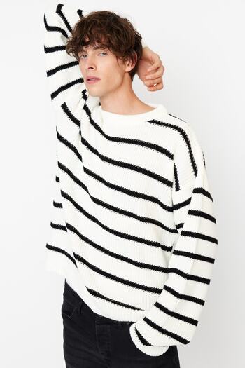 Trendyol Collection Ecrufarbener, übergroßer, gestreifter Unisex-Pullover – Rundhalsausschnitt, doppelte breite Passform TMNAW23KZ00285