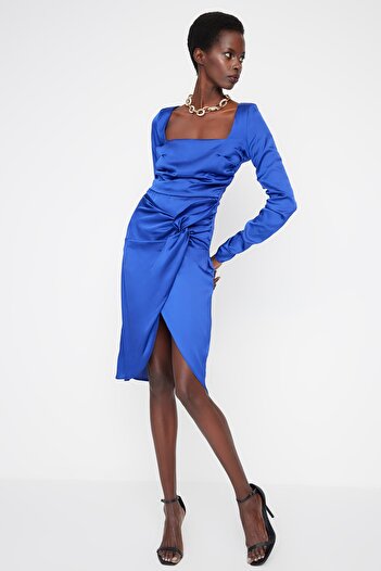 Trendyol Collection Saks saténové elegantní večerní šaty se čtvercovým výstřihem TPRAW23EL00291
