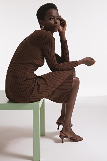 DeFacto Fitted Crew Neck Sweater with Cut Out Detail on the Back
