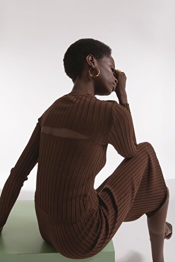 DeFacto Fitted Crew Neck Sweater with Cut Out Detail on the Back