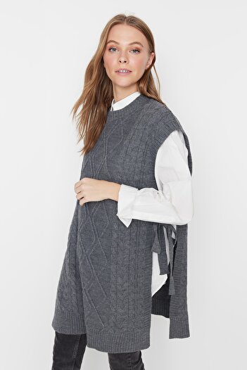 Trendyol Modest Anthrazitfarbener geflochtener Strickpullover mit Schnürung an der Taille TCTAW22UV0018