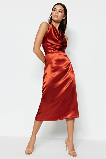 Trendyol Collection Κομψό βραδινό φόρεμα με σατέν κανέλα TPRSS23EL00008