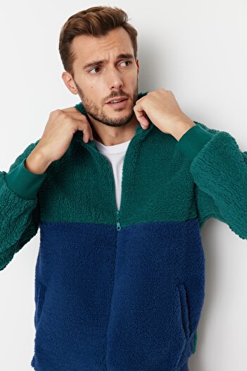 Trendyol Collection Smaragdově zelená mikina s běžným/normálním střihem se stojatým límcem na zip TMNAW23SW00179