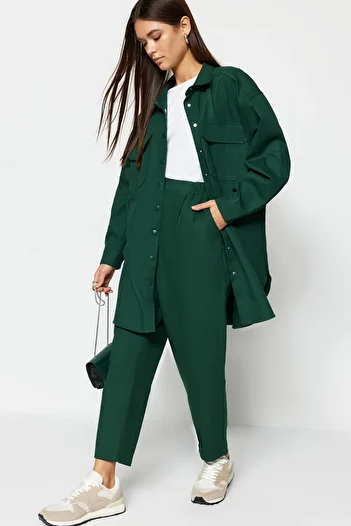 Trendyol Modest Σκούρο πράσινο με λεπτομερή κλείσιμο πουκάμισο-παντελόνι υφασμένο κοστούμι TCTAW22US0013