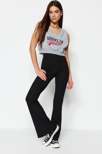 Trendyol Collection Černý žebrovaný závoj / Flare Leg Vysoký pas Strečové pletené legíny Kalhoty TWOSS23PL00135