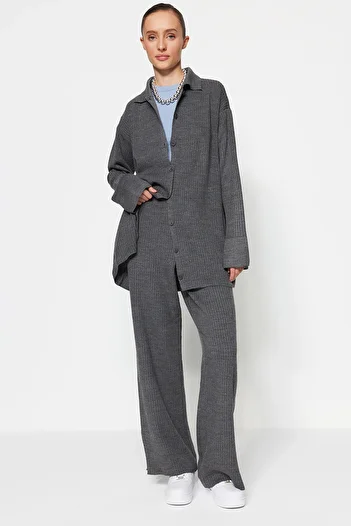 Trendyol Modest Antracitová sada pletenin s detailním rozparkem Cardigan-Pants TCTAW23US00028