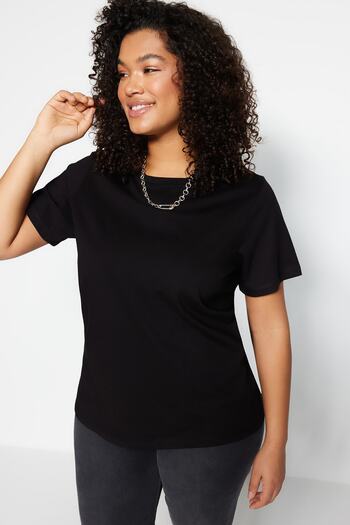 Trendyol Curve Schwarzes Basic-T-Shirt in Übergröße – 100 % Baumwolle, Rundhalsausschnitt TBBSS22TS0733