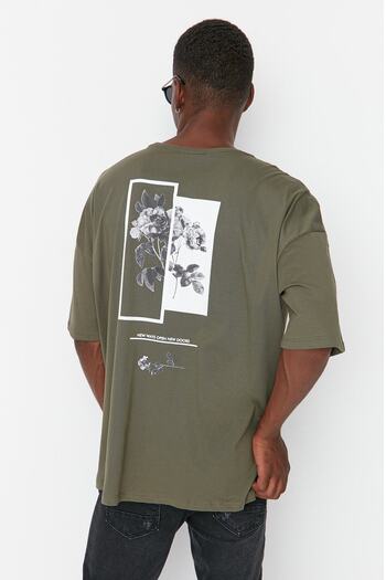 Trendyol Collection Khakifarbenes Oversize-T-Shirt aus Baumwolle mit Blumendruck – Rundhalsausschnitt TMNSS21TS1223