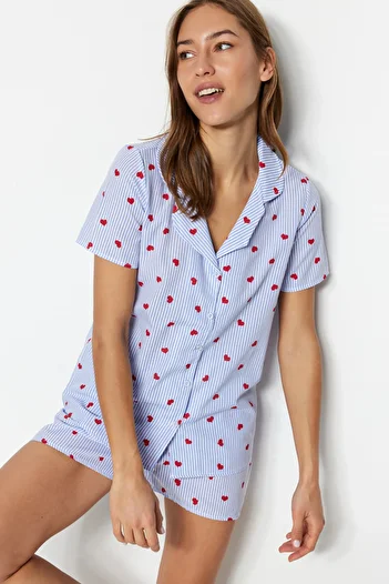 Trendyol Collection Set pijamale țesute cu inimă în dungi albastre și pantaloni scurți din viscoză THMSS22PT0091
