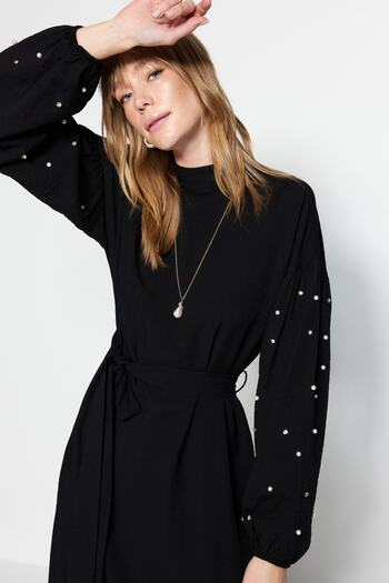 Trendyol Modest Λεπτομερές υφαντό φόρεμα με μαύρη ζώνη με πέρλες και πέτρα TCTSS23EB00148