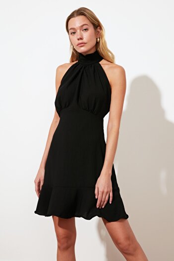 Trendyol Collection Μίνι υφαντό φόρεμα με μαύρο λαιμόκοψη σε γραμμή Α TWOSS21EL1538