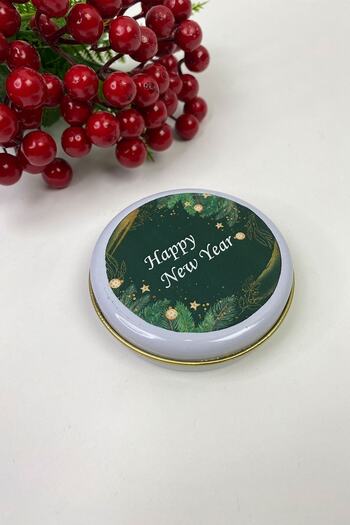 Hobigram Сувенірна біла кругла бляшанка із зеленим написом «Happy New Year» – Новорічна прикраса – Новорічна прикраса