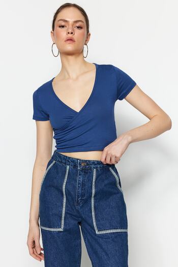 Trendyol Collection Kék testre szabott duplasoros nyakú, viszkóz rugalmas, kötött blúz TWOSS22BZ0536