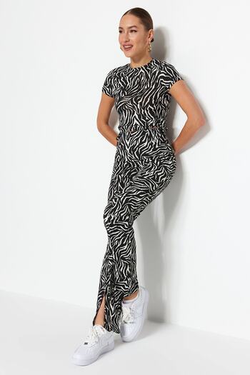 Trendyol Collection Fekete zebra mintás hasítékos, magas derékú, egyenes kötött nadrág TWOSS22PL0243
