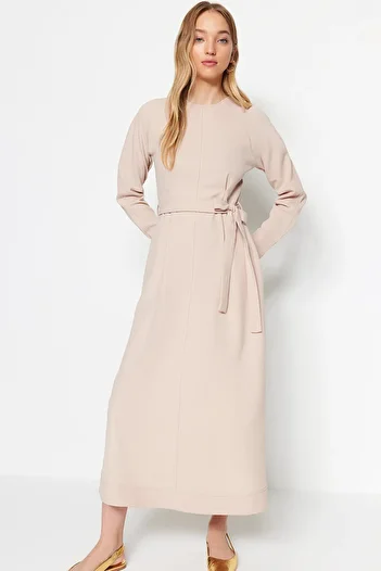 Trendyol Modest Světle béžové prošívané detailní tkané šaty TCTSS23EB00144