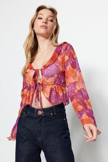 Trendyol Collection Różowa, kwiatowa wzorzysta bluzka z wiązaniem i falbaną, szczegółowo przycięta, rozciągliwa, tiulowa, dzianinowa bluzka TWOSS23BZ00207