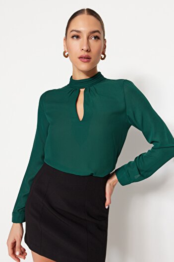 Trendyol Collection Σμαραγδένια πράσινη υφασμένη μπλούζα με ψηλό γιακά TWOAW20BZ0461