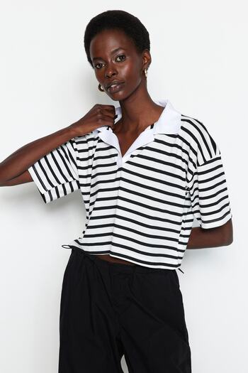 Trendyol Collection Černé pruhované uvolněné/široké uvolněné pletené tričko s límečkem Crop Polo TWOSS23TS00026