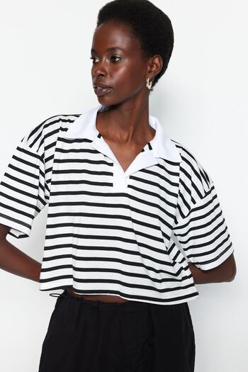 Trendyol Collection Černé pruhované uvolněné/široké uvolněné pletené tričko s límečkem Crop Polo TWOSS23TS00026