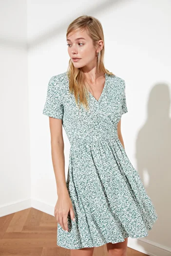 Trendyol Collection Grünes bedrucktes Mini-Strickkleid mit zweireihigem Ausschnitt TWOSS21EL0241