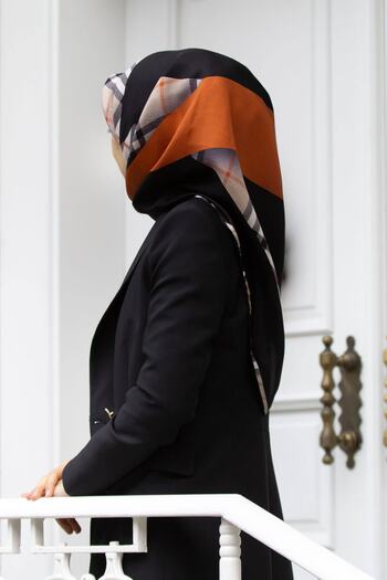 Vissona Women's Twill Silk Scarf Tan Black
