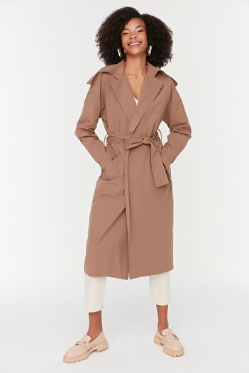 Trendyol Collection Mink Oversize Wide Cut Belted Epaulet Λεπτομερής μακριά καμπαρντίνα TWOSS20TR0007