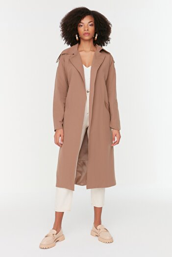 Trendyol Collection Mink Oversize Wide Cut Belted Epaulet Λεπτομερής μακριά καμπαρντίνα TWOSS20TR0007