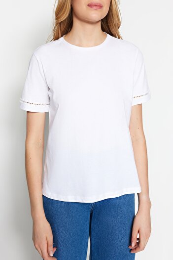 Trendyol Collection Λευκό 100% βαμβάκι Basic πλεκτό μπλουζάκι με λαιμόκοψη με λεπτομέρεια κεντήματος TWOSS23TS00012