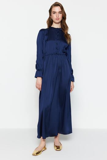 Trendyol Modest Indigo Brit Detailní saténové tkané večerní šaty TCTSS22EB0090