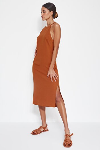Trendyol Collection Καφέ υφαντό φόρεμα με λαιμόκοψη Midi υφαντό TWOSS22EL1814