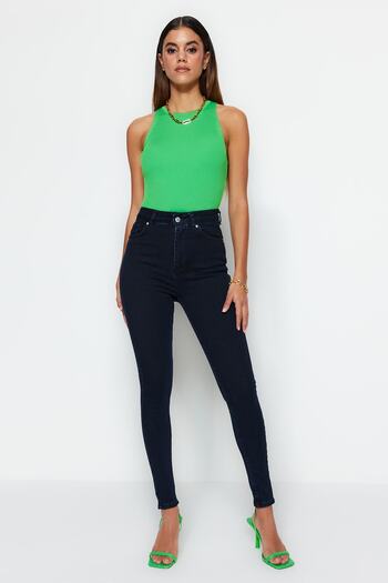 Trendyol Collection Fekete testhezálló, rugalmas, szupermagas derekú vékony farmer TWOSS23JE00080