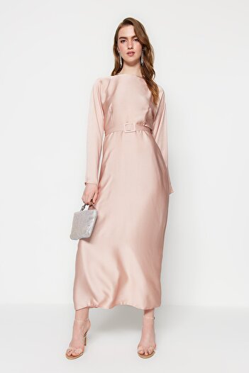 Trendyol Modest Világos rózsaszín öves szatén estélyi ruha TCTSS23DB00019