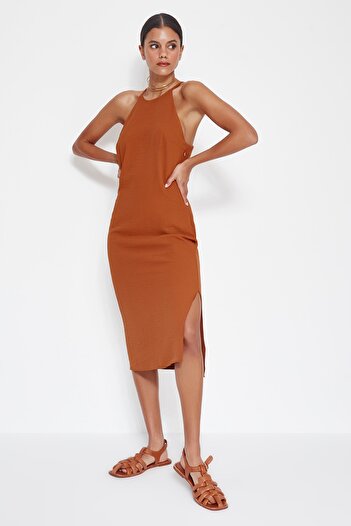 Trendyol Collection Καφέ υφαντό φόρεμα με λαιμόκοψη Midi υφαντό TWOSS22EL1814