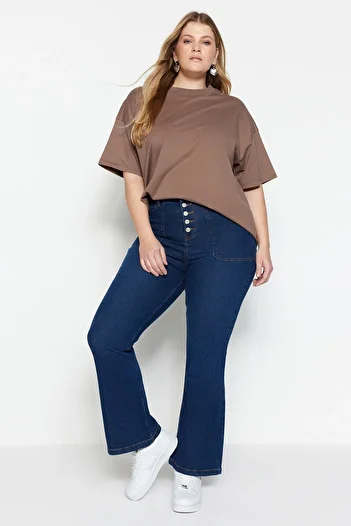 Trendyol Curve Dunkelblaue Komfort-Jeans mit hoher Taille und ausgestellter Passform TBBAW23CJ00033