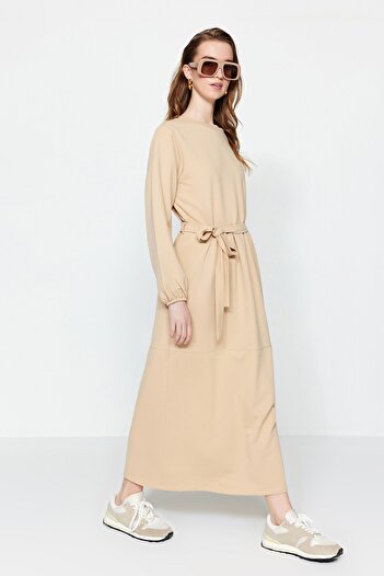 Trendyol Modest Μπεζ πλεκτό φόρεμα με ζώνη TCTSS23EB00100