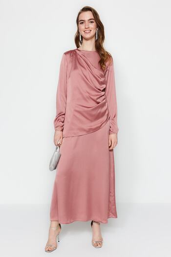 Trendyol Modest Dried Rose Gather Detailní saténové večerní šaty TCTSS23DB00012