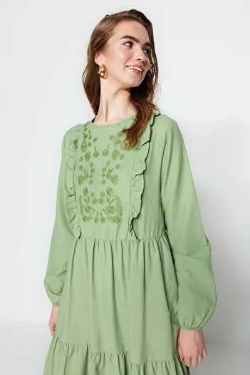 Trendyol Modest Λεπτομερές υφαντό φόρεμα με κέντημα με πράσινο βολάν TCTSS22EB0004