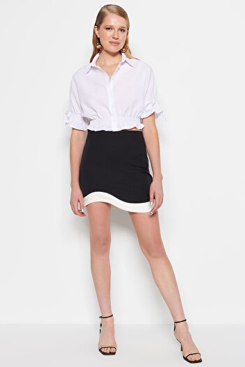 Trendyol Collection Czarna mini tkana spódnica z białymi paskami TWOSS23ET00125