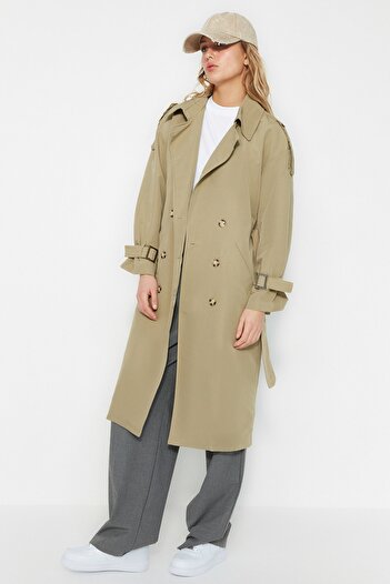 Trendyol Collection Wodoodporny, długi, oversize'owy trencz z paskiem - jasny khaki Twoss21Tr0005