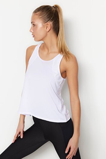 Trendyol Collection Weißes gestricktes Sport-Unterhemd mit Neckholder-Kragen und detailliertem Netzstoff THMSS23AL00008