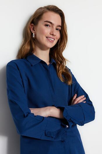 Trendyol Modest Tkaná bavlněná košile Indigo Ruffle Denim Look TCTSS23TG00042