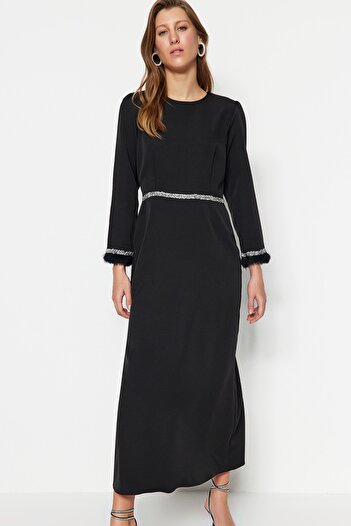 Trendyol Modest Schwarzes Abendkleid mit Steinen und Manschettendetail TCTSS23DB00039
