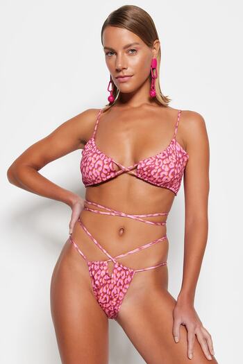 Trendyol Collection Absztrakt mintás magas lábú bikini alsó TBESS23BA00214